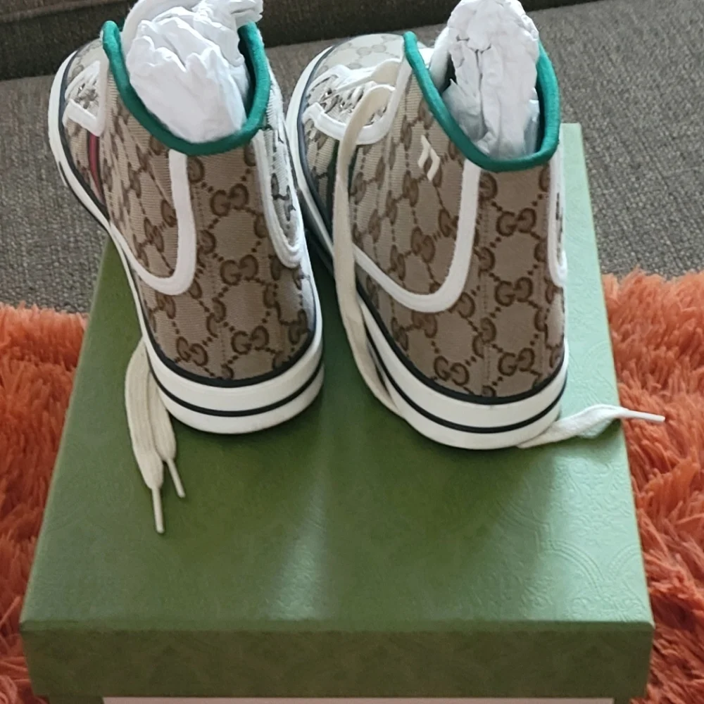 Shoes and sunglasses - Picture 7 of 9